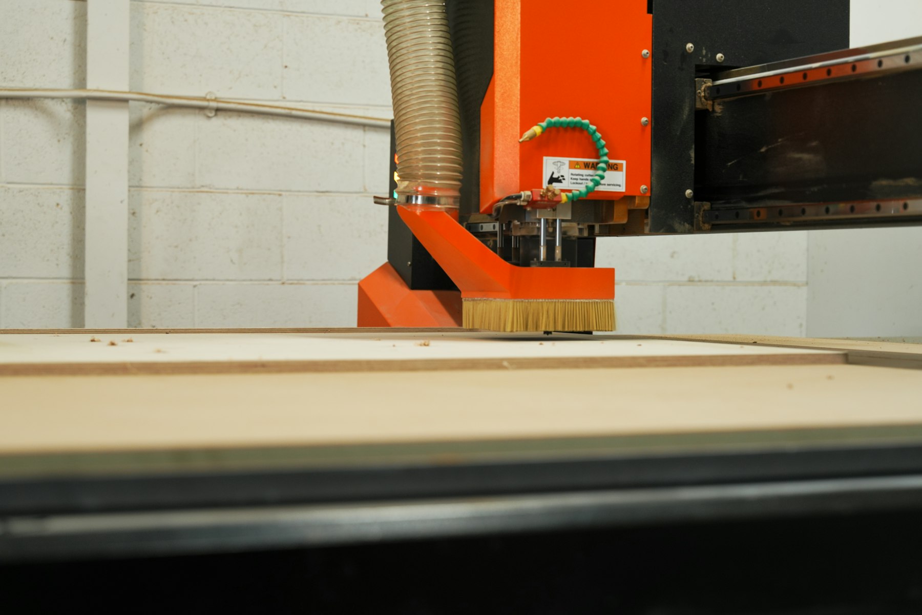Industrielle Holzbearbeitung an der CNC-Maschine