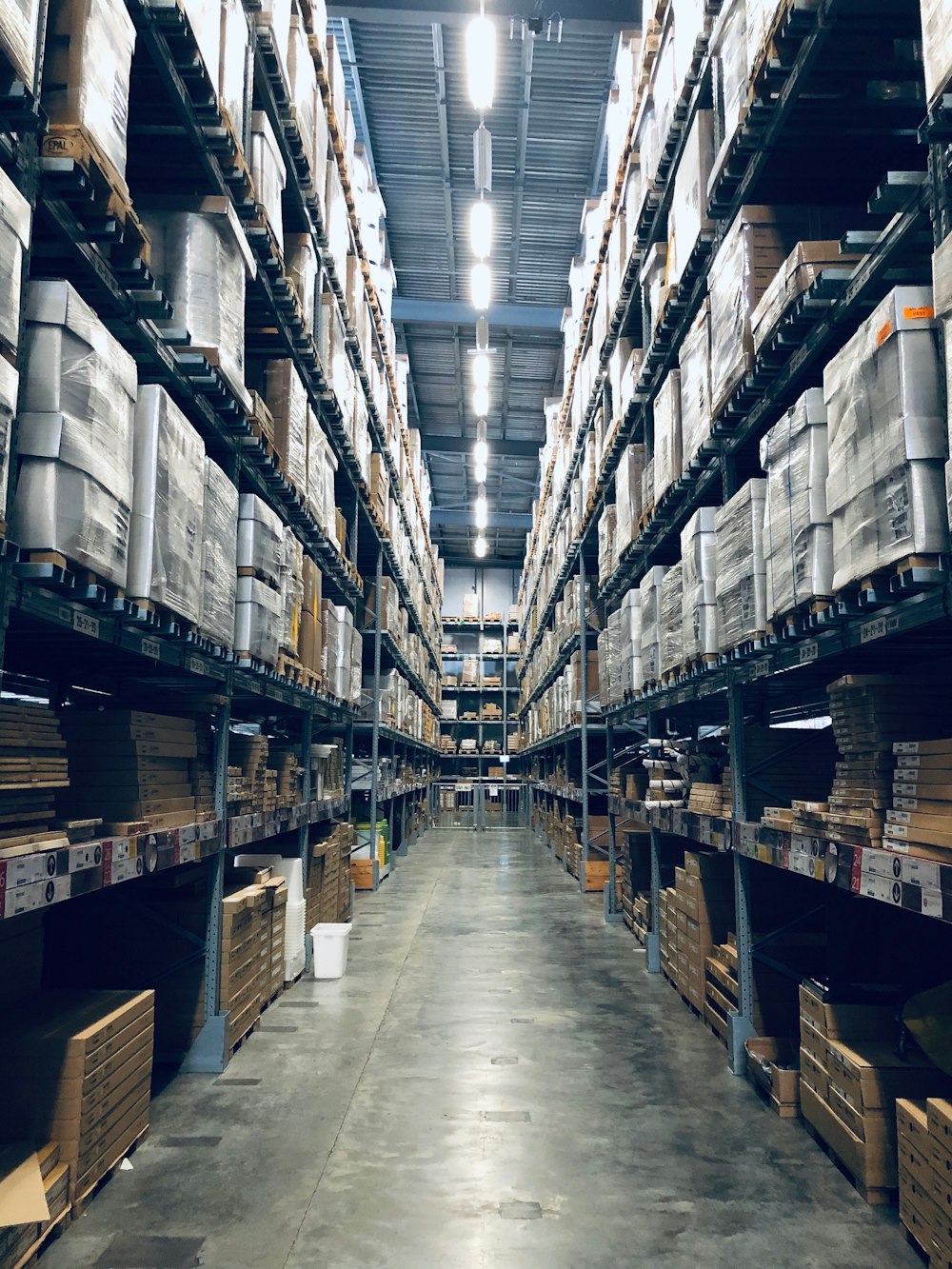 Lagerhalle mit Transportkisten